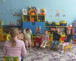 Педагог-психолог во время занятий с детьми. Педагог-психолог во время занятий с детьми.