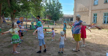 Утренняя гимнастика на участке ДОУ. Утренняя гимнастика на участке ДОУ.