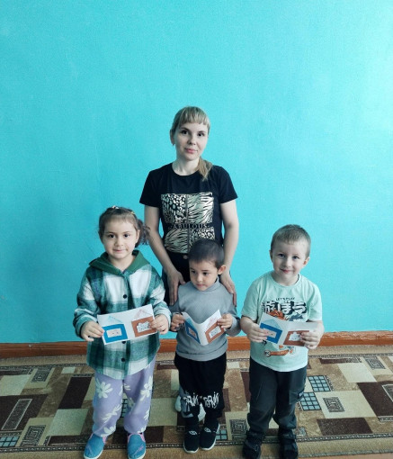 Аппликация в средней группе Аппликация в средней группе.