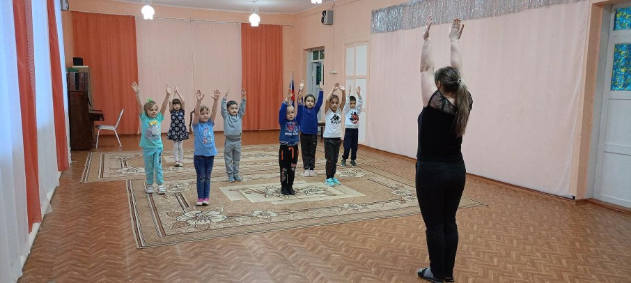Утренняя зарядка в подготовительной группе Утренняя зарядка в подготовительной группе.