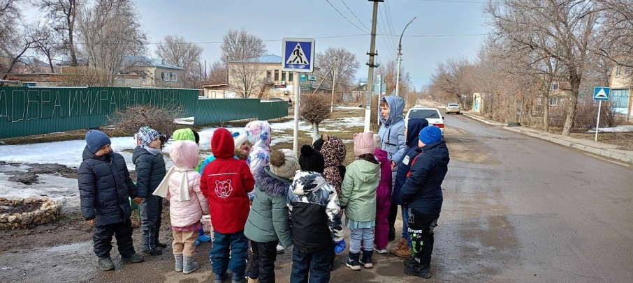 Дорожные знаки на наших улицах поселка. Дорожные знаки на наших улицах поселка.