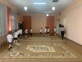 Проведение утренней гимнастики в детском саду. Проведение утренней гимнастики в детском саду.