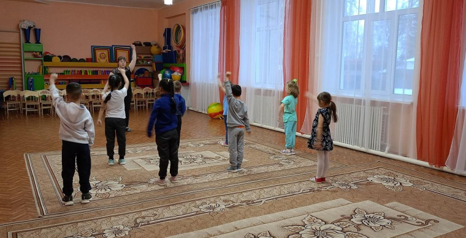 Утренняя зарядка в подготовительной группе Утренняя зарядка в подготовительной группе.