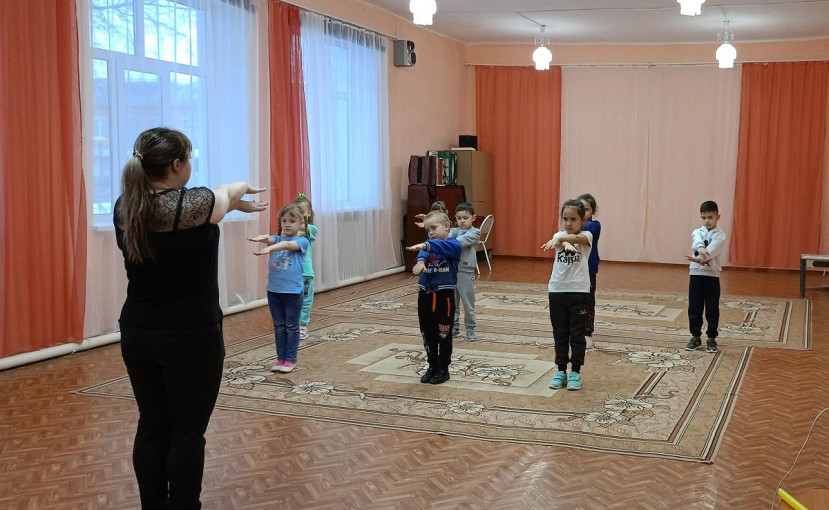 Утренняя зарядка в подготовительной группе Утренняя зарядка в подготовительной группе.